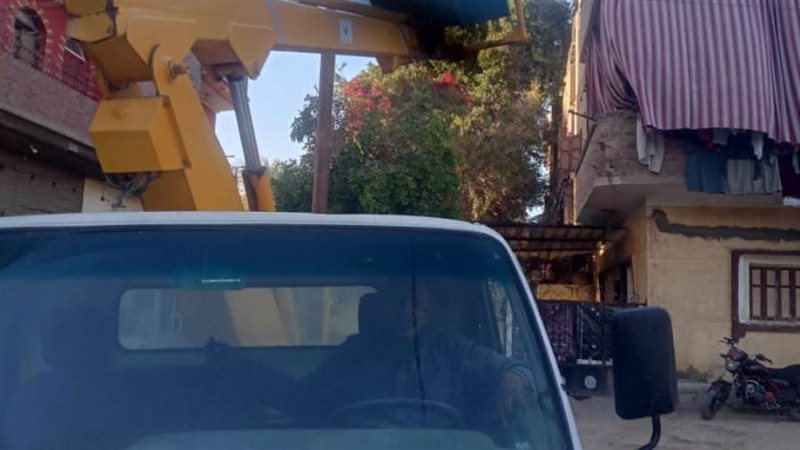 جانب من تركيب الكشافات