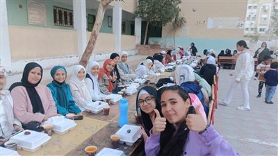 فيها حاجة حلوة.. إفطار جماعي لطلاب ومدرسي إحدى المدارس بالغردقة.. صور 