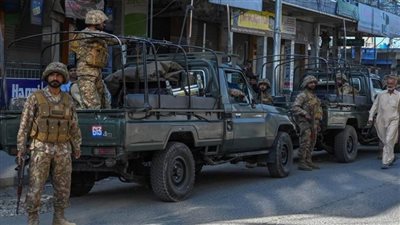 مقتل 9 مدنيين جراء هجوم بسيارتين مفخختين على موقع للجيش الباكستاني