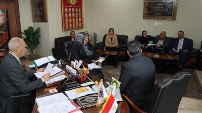 سكرتير بني سويف  يناقش تنفيذ مشروعات الصرف المُغطى للأراضي الزراعية