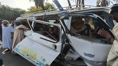   إصابة 17 شخصًا في تصادم سيارتين وإسعاف شمال مركز أسوان