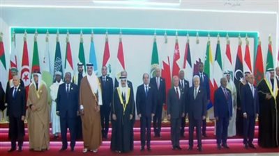 الرئيس السيسي يتوسط صورة تذكارية مع القادة المشاركين بالقمة العربية غير العادية  