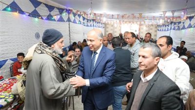 محافظ المنيا بين ضيوف المائدة الرمضانية.. وهتافات “تحيا مصر” تملأ الأجواء