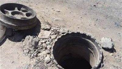 نجاة طفلين من الموت سقطا فى بالوعة صرف صحى بأسوان