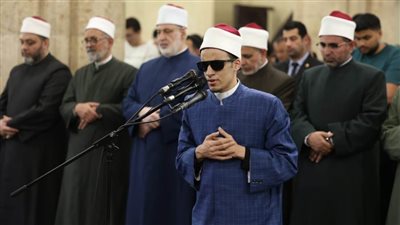 بصوت ندي خاشع.. طالب أزهري كفيف يؤم المصلين بالقراءات في صلاة التراويح بالجامع الأزهر