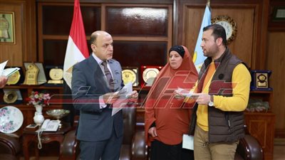 محافظ كفر الشيخ يُسلّم 13 عقد تقنين أراضي أملاك دولة للمستفيدين