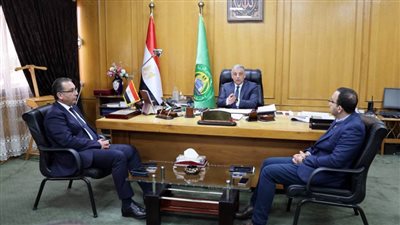 محافظ الإسماعيلية يلتقي نائب وزير النقل ويبحث تطوير منظومة النقل بالمحافظة