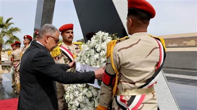 محافظ الإسماعيلية يضع إكليلًا من الزهور على النصب التذكاريِّ لشهداء الجيش الثاني الميداني