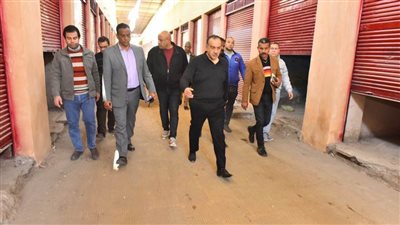 محافظ أسيوط يتفقد السوق التجاري الحضاري للباعة الجائلين بالحمراء 