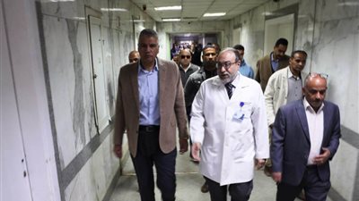  محافظ أسوان يفاجئ العاملين بالمستشفى الجامعي.. ويوجه لتخفيف التكدس بقسم الاستقبال والطوارئ ونقل حالات العظام للمستشفى الجديد