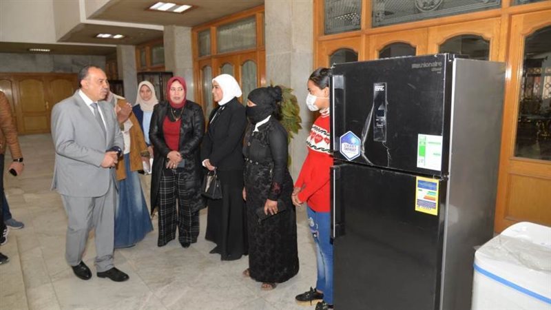 محافظ أسيوط يسلم