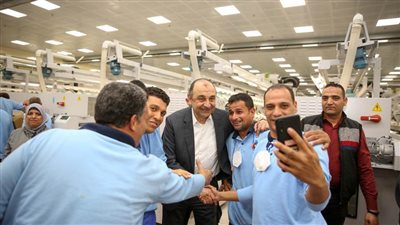 عاجل.. وزير قطاع الأعمال يشارك العاملين بشركة المحلة الكبرى للغزل والنسيج إفطار رمضان