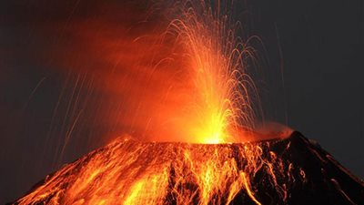 إجلاء مئات العائلات إثر ثوران بركان 