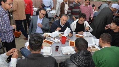 محافظ أسيوط يتناول الإفطار على إحدى موائد الرحمن مع أهالي 