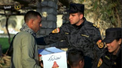 بمناسبة رمضان.. قطاع الأمن المركزي يوزع عبوات غذائية بالمجان على الأسر الأكثر احتياجا بعدد من المحافظات