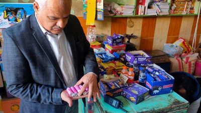  بالصور.. رئيس مدينة سمنود يضبط ألعاب نارية خلال حملة على المحلات