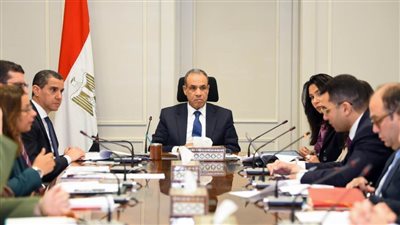 وزير الخارجية والهجرة يجتمع بقيادات وأعضاء القطاع الاقتصادي بوزارة الخارجية