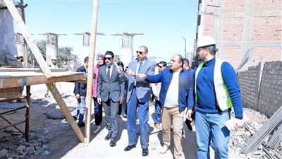 محافظ سوهاج يتفقد أعمال إنشاء كوبري أعلى مزلقان الروافع قبلي