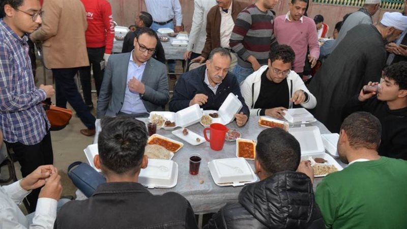 محافظ أسيوط يتناول