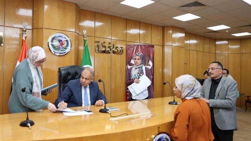 محافظ المنيا خلال