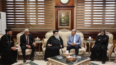 محافظ المنيا يتسلم درع رحلة العائلة المقدسة بكوم ماريا من الأنبا ديمتريوس مطران ملوى