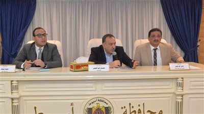 محافظ أسيوط يوجه بإقامة سوق دائم للسيارات لخدمة المواطنين واستغلال الأراضي المستردة