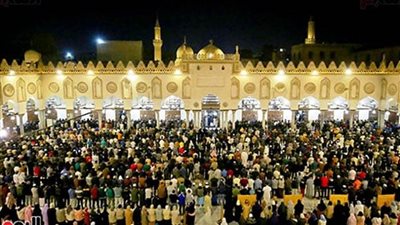 الآلاف يؤدون صلاتي العشاء والتراويح بالجامع الأزهر في الليلة الرابعة عشر