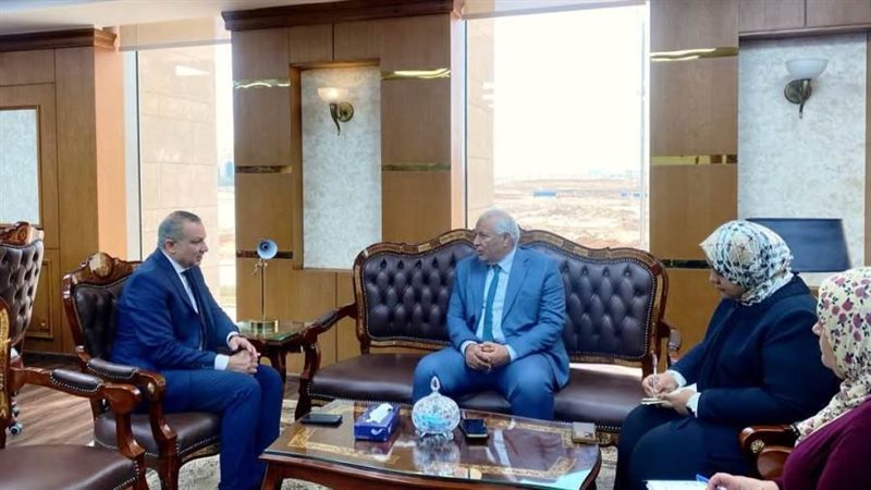 جانب من لقاء محافظ