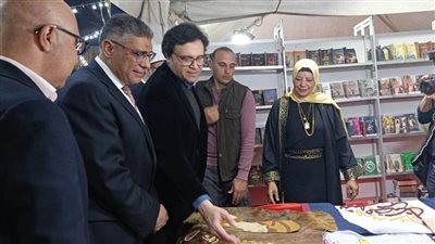 وزير الثقافة يتفقد جناح قصور الثقافة بمعرض فيصل ويشيد بالكتب والمنتجات الحرفية 