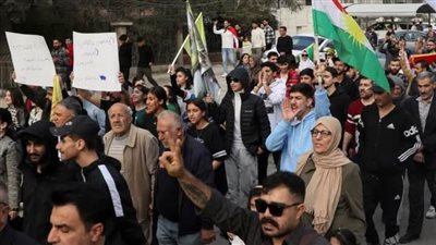 الأكراد يتظاهرون في سوريا احتجاجًا على الإعلان الدستوري