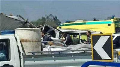 إصابة 15 مواطنا فى تصادم سيارة ميكروباص بحاجز خرساني بطريق 