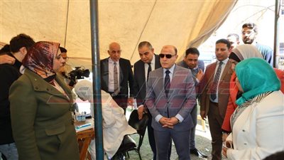 محافظ كفر الشيخ يتفقد القافلة الصحية لكلية التمريض بالجامعة