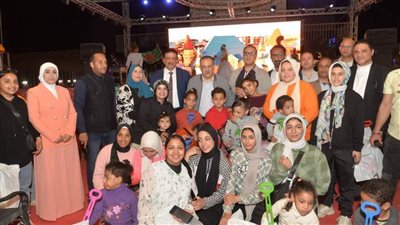 محافظ أسيوط يصطحب فتيات دار الصفا وفتيان دار الحنان في رحلة ترفيهية لمدينة الملاهي