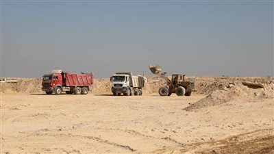 الوزير يشهد بدء نزول المعدات الخاصة بتجهيز موقع مجمع ألستوم الصناعي