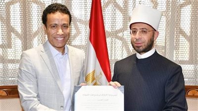 وزير الأوقاف يكرم الفنان سامح حسين