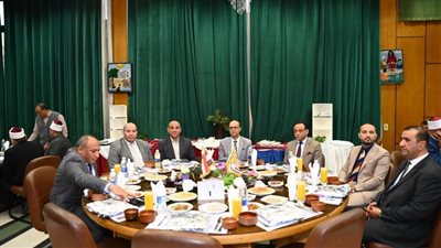 رئيس جامعة أسيوط يشارك في إفطار معهد جنوب مصر للأورام تقديرًا لجهود الأطقم الطبية.. صور 