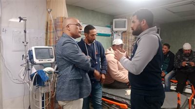 رئيس نقابة البترول يتفقد مصابين حادث الصحراء الغربية 