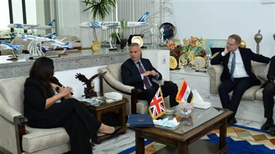 رئيس القابضة لمصر للطيران يلتقى وفدًا من السفارة البريطانية لبحث سبل التعاون المشترك