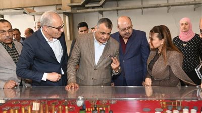 وزير الإنتاج الحربي يتفقد خطوط الإنتاج ومراحل التصنيع  بمصنع 300 الحربي