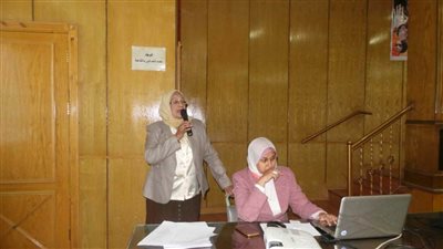 قومي المرأة بأسوان يواصل توزيع 500 وجبة غذائية بقرى إدفو