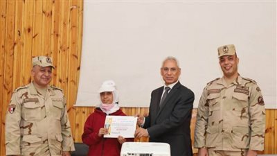 رئيس جامعة المنيا والمستشار العسكري ومدير التربية العسكرية يشهدون أولى دورات التربية الوطنية للفتيات بالجامعة 
