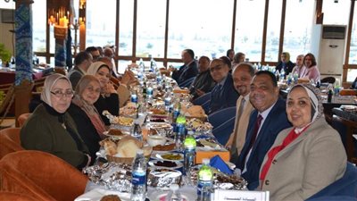 رئيس جامعة الإسكندرية يشارك الطلاب الوافدين مائدة الإفطار