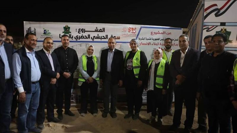 محافظ المنيا يضع