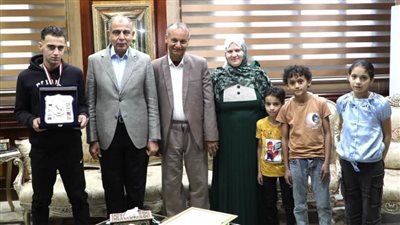 محافظ المنيا يكرم اللاعب جمال أكرم أصغر بطل قتالي على مستوى الجمهورية