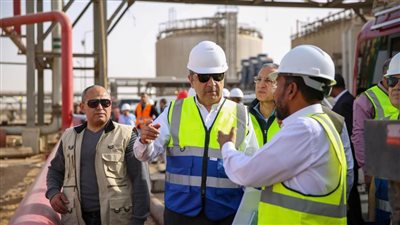 وزير قطاع الأعمال العام يجري زيارة ميدانية لشركة 