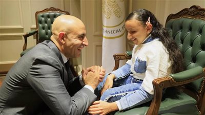 وزير التربية والتعليم يكرم الطالبة رضوى من ذوي الاحتياجات الخاصة