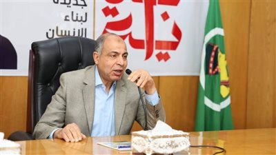 محافظ المنيا يعقد لقاء مع موظفي إدارتي الشئون الإدارية والمركبات بالديوان العام لتطوير الأداء