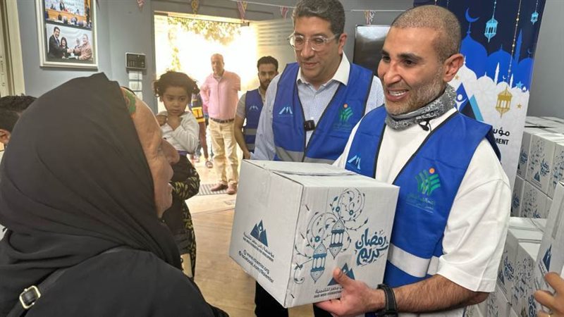 الفنان أحمد سعد يوزع