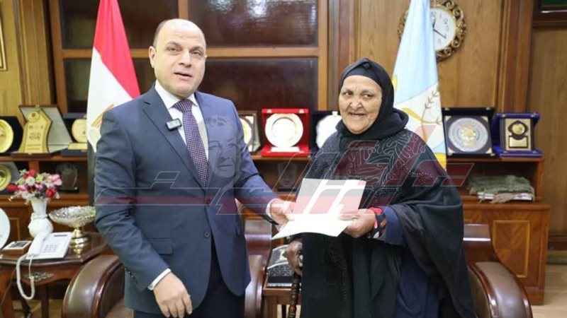 تسليم العقود