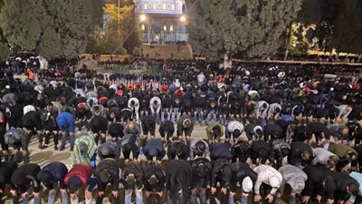 آلاف الفلسطينيين المرابطين يؤدون صلاتي العشاء والتراويح في المسجد الأقصى